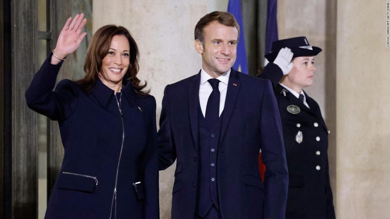 カマラ・ハリス副大統領とフランスのエマニュエル・マクロン大統領/Ludovic Marin/AFP/Getty Images