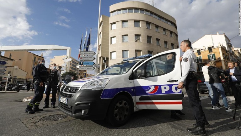 仏カンヌで警察官に男が近づき、刃物で刺す事件が起きた/Sebastien Nogier/EPA-EFE/Shutterstock