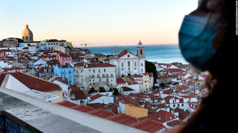 ポルトガルの首都リスボンにあるサンタルシア展望台から街並みを眺める人物/Jorge Mantilla/NurPhoto/Getty Images