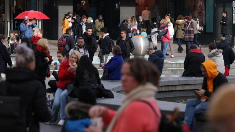 独首都ベルリンの広場を訪れた人々＝１０月２５日撮影/Sean Gallup/Getty Images 