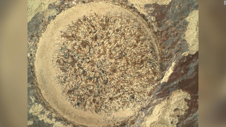 表面を削り取った岩石の画像。人類の誰も見たことがない太古の堆積物の姿だ/NASA