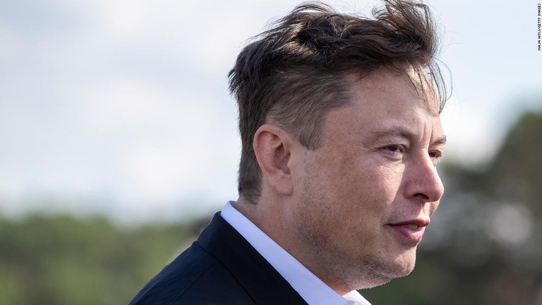 イーロン・マスク氏が５７００億円分のテスラ株を売却した/Maja Hitij/Getty Images 