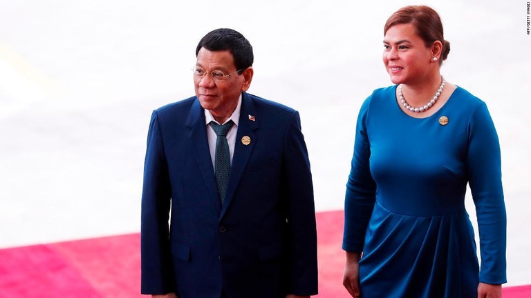 フィリピンのドゥテルテ大統領と長女のサラ氏＝２０１８年４月、中国・海南省/AFP/Getty Images