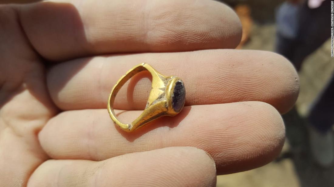 指輪はイスラエル中部ヤブネで見つかった/Eliahu Valdaman/Israel Antiquities Authority