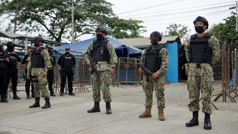 暴動を受けて刑務所の外で警備に立つ憲兵＝１３日/Fernando Mendez/AFP/Getty Images