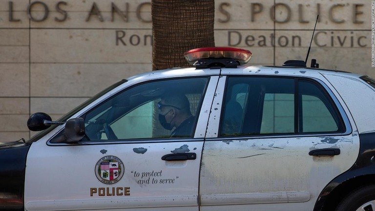パトカーで待機するロサンゼルス市警の警官/Mel Melcon/Los Angeles Times/Getty Images/File