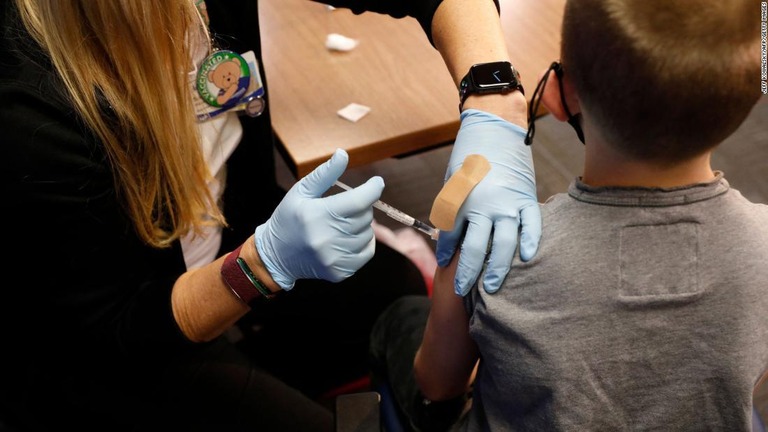 新型コロナウイルスワクチンの子どもへの接種について、親の収入によって対応に差が出る傾向があることがわかった/Jeff Kowalsky/AFP/Getty Images
