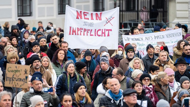 ウィーンでワクチン接種の強制反対を訴えるデモが発生＝１４日/Georg Hochmuth/AFP/Getty Images