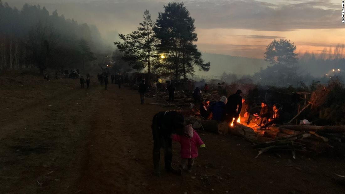 暖を取るために火をおこす移民/Zahra Ullah/CNN