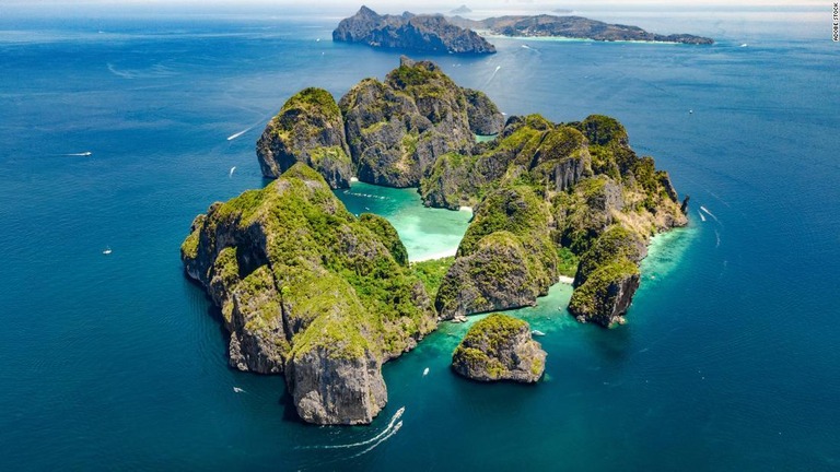 アンダマン海に浮かぶ美しいピピ諸島を空撮/Adobe Stock