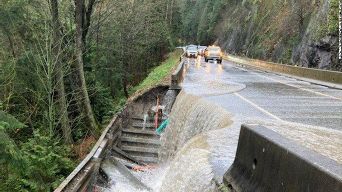 カナダ太平洋沿岸を１５日に襲った豪雨で道路は冠水状態/HANDOUT/AFP/British Columbia Ministry of Tra