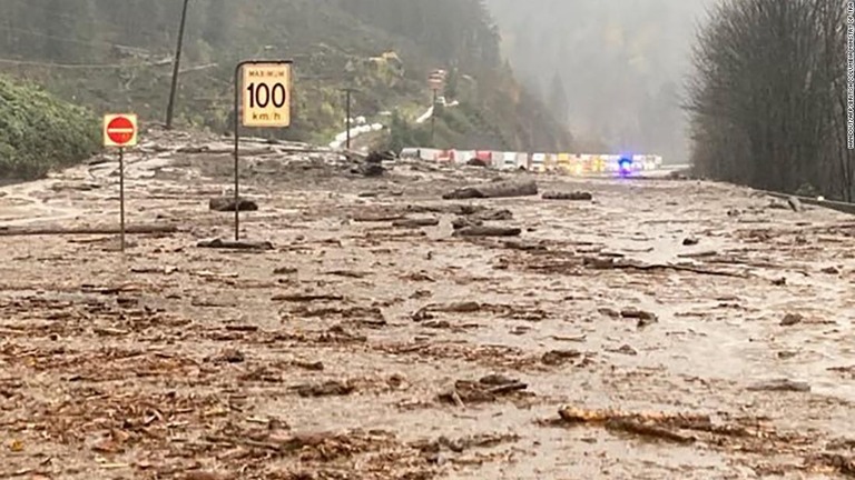 ブリティッシュコロンビア州チリワック東部で発生した土砂災害でハイウェー１号線が通行止めに。１５日時点で数百人が取り残されている場所と離れていない/HANDOUT/AFP/British Columbia Ministry of Tra