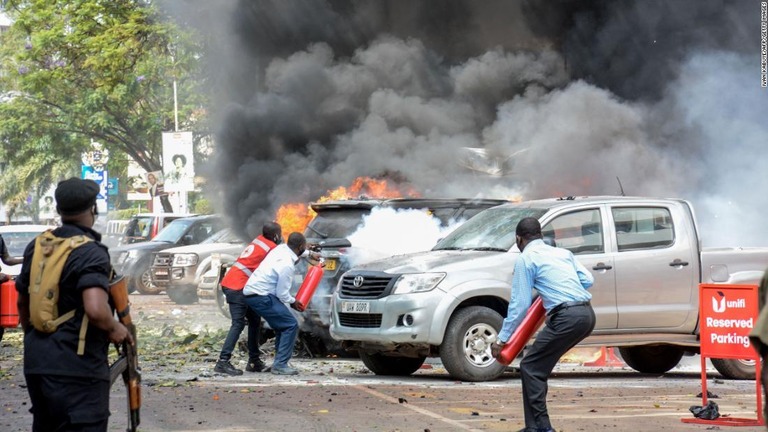 ウガンダ首都で発生した自爆攻撃について、ＩＳＩＳが犯行声明を出した/Ivan Kabuye/AFP/Getty Images