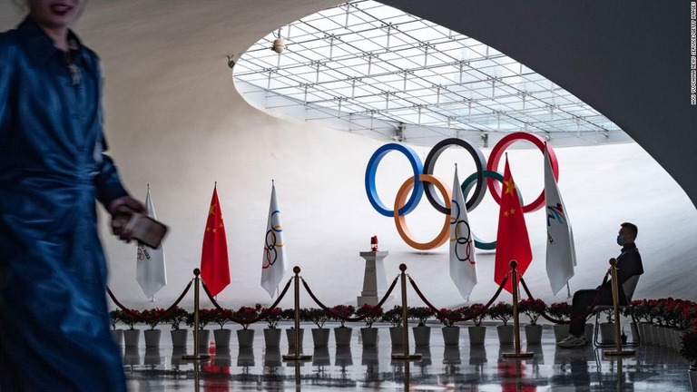 オリンピック（五輪）の聖火前を歩く人＝５日、中国・北京オリンピックタワー/Hou Yu/China News Service/Getty Images