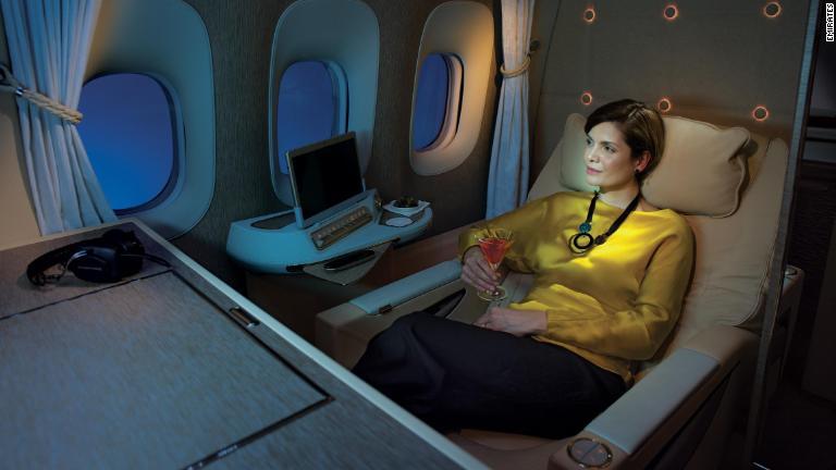 エミレーツ航空が初めて、完全に隔離されたタイプのファーストクラスを導入した/Emirates