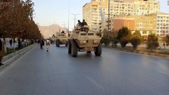 タリバン、米軍から奪取の軍用車連ねる軍事パレード実施