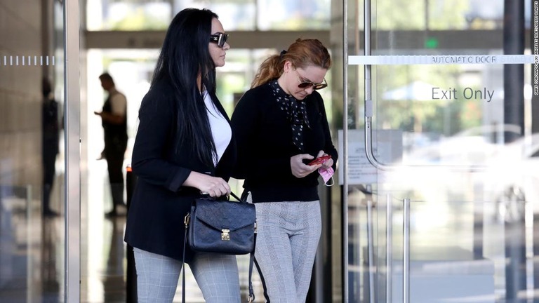 妻のマリエッタ・テラベリアン被告（右）には禁錮６年の判決が言い渡された/Gary Coronado/Los Angeles Times/Getty Images