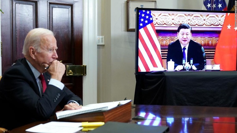 習近平国家主席とオンラインで会談するジョー・バイデン米大統領＝１５日、ワシントンＤＣ/Mandel Ngan/AFP/Getty Images
