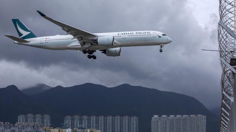 キャセイパシフィック航空が新型コロナに感染した操縦士３人を解雇した/Paul Yeung/Bloomberg/Getty Images