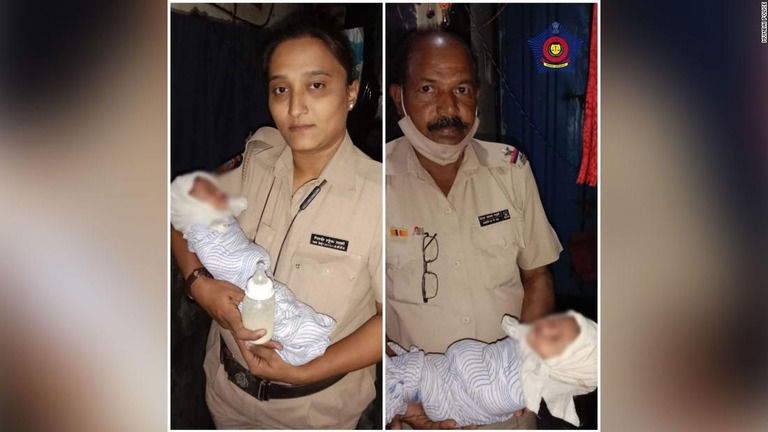水路で見つかった赤ちゃんを抱くムンバイ警察の要員/Mumbai Police