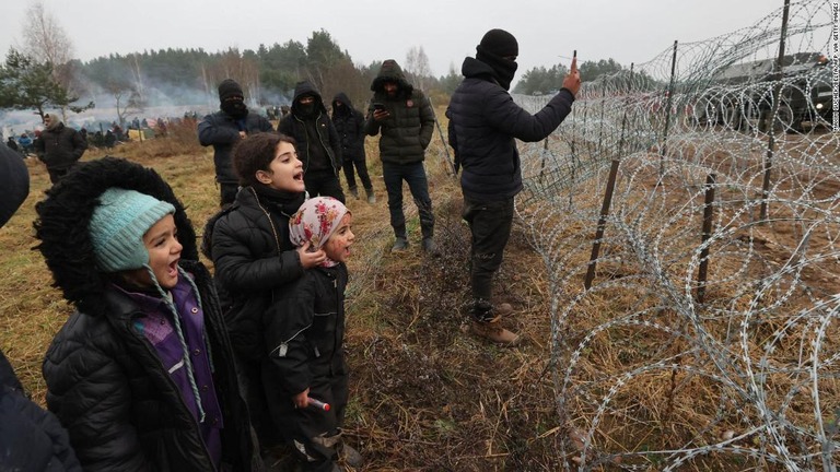 ベラルーシ当局が、ポーランドとの国境にあった仮設の移民キャンプを撤去した/MAXIM GUCHEK/BELTA/AFP via Getty Images