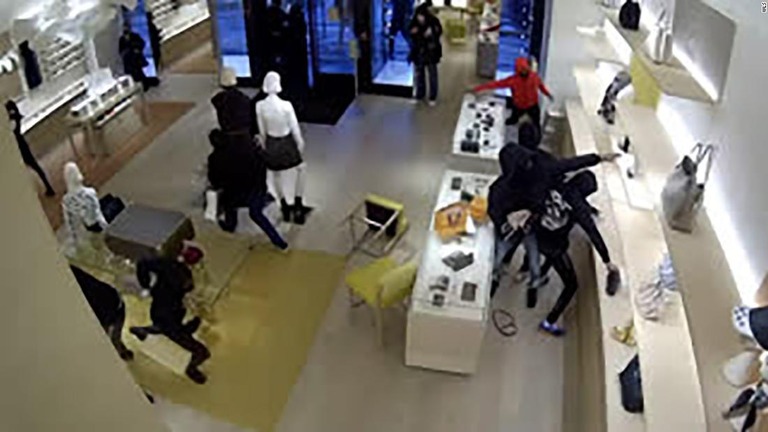 ルイ・ヴィトン専門店内に強盗が乱入する姿を捉えた防犯カメラの映像/WLS