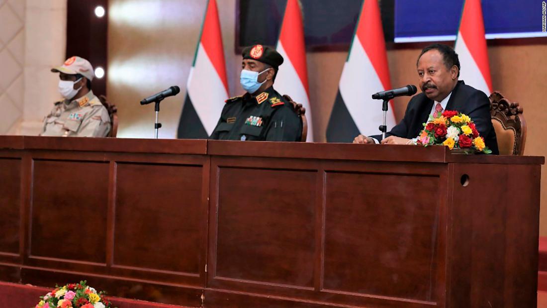 スーダン軍トップのブルハン氏（中央）と並ぶハムドク首相（右）/Marwan Ali/AP