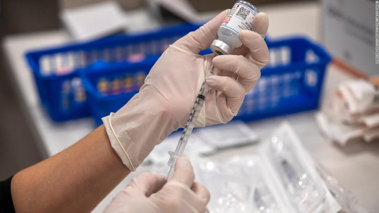 米ロサンゼルスの接種会場でモデルナ製ワクチンの接種準備を行う医療関係者/Francine Orr/Los Angeles Times/Getty Images