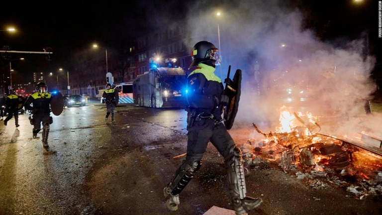暴動に対応する機動隊＝２０日、オランダ・ハーグ/Pierre Crom/Getty Images