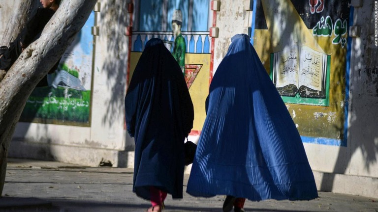 路上を歩く女性＝１１月１３日、アフガニスタン・カンダハル/Javed Tanveer/AFP/Getty Images