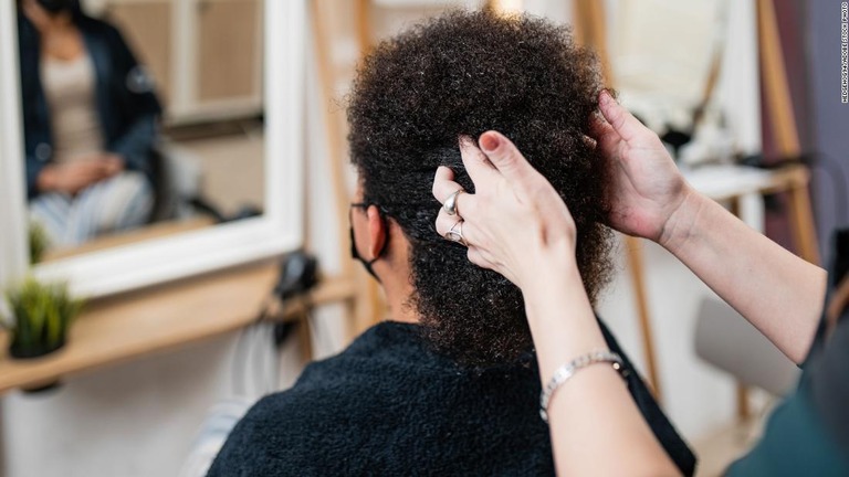 米ルイジアナ州では、美容師の免許試験に黒人の地毛のカットに関する項目が追加される/hedgehog94/Adobe Stock Photo