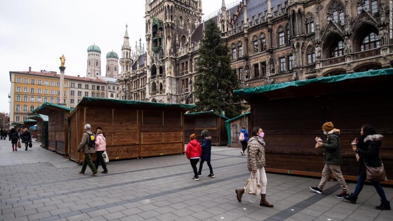 ドイツでは、新型コロナウイルスの流行拡大を受けて、毎年恒例のクリスマスマーケットが中止となる場所も出てきている/Lukas Barth/Getty Images