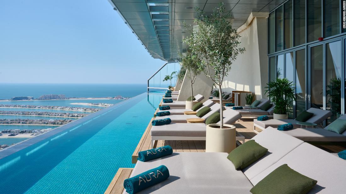 アラブ首長国連邦(UAE)ドバイの超高層ビル「ザ・パーム・タワー」の50階にオープンした/AURA Skypool Lounge