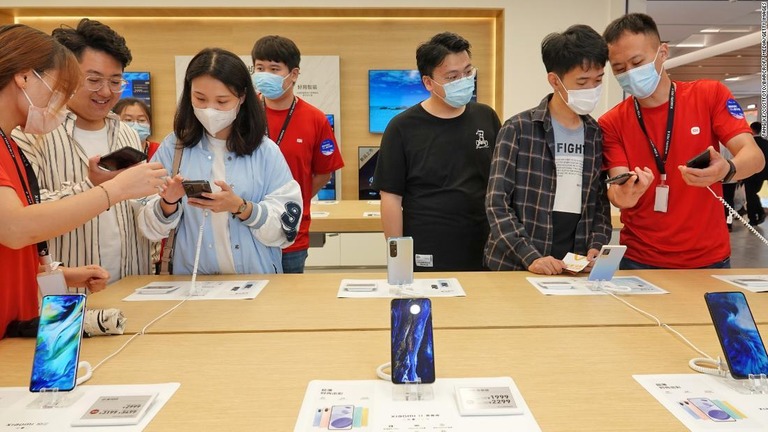 中国山東省の店舗でシャオミのスマートフォンを選ぶ消費者/Tang Ke/Costfoto/Barcroft Media/Getty Images