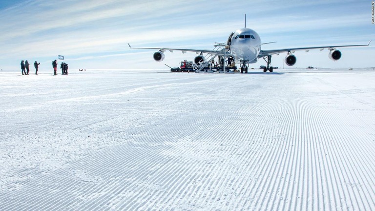 氷の滑走路に着陸進入するハイフライ８０１便/Marc Bow/Hi Fly