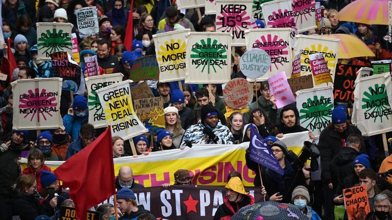 ＣＯＰ２６会期中のグラスゴーで気候危機への対策を求めてデモをする人々/Jeff J Mitchell/Getty Images
