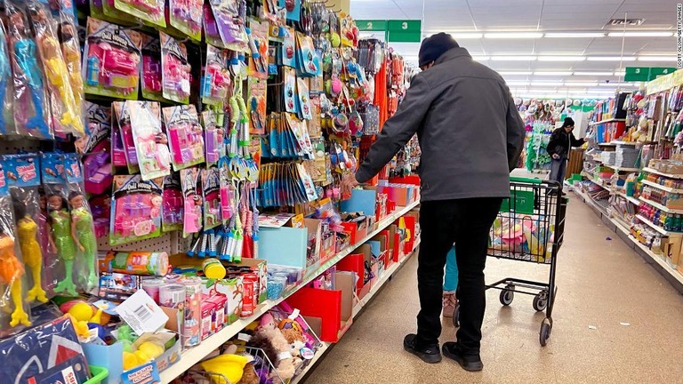 ダラーツリーの店内で買い物をする人＝３月４日、米イリノイ州シカゴ/Scott Olson/Getty Images 