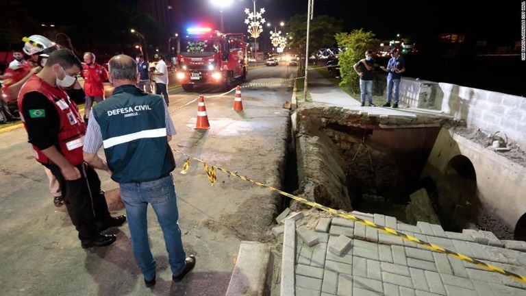 ブラジル南東部でイベントの最中に歩道が陥没し、３３人が負傷した/CNN Brasil/Joinville City hall