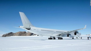 南極に着陸したエアバス３４０型機。
