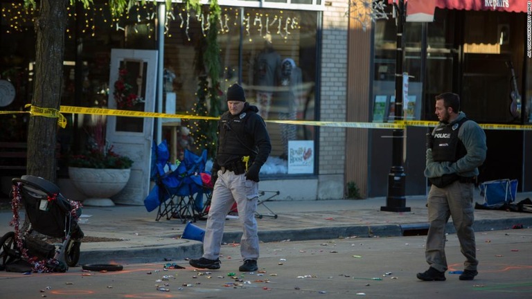 事件現場の通りにはパレードの残骸が残っていた＝２２日、米ウィスコンシン州ワウケシャ/Jim Vondruska/Getty Images
