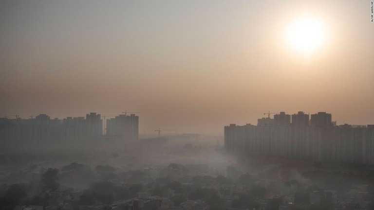 朝もやが立ち込めるデリー郊外の街並み/Altaf Qadri/AP