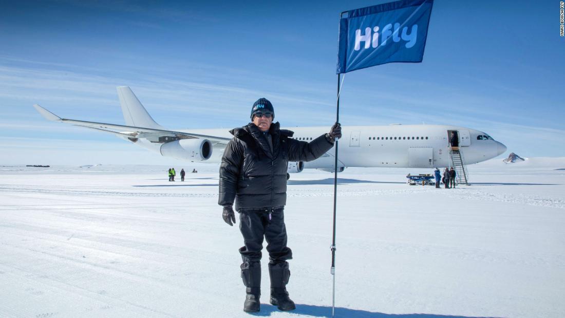 南極の大地に降り立つカルロス・ミルプリ機長/Marc Bow/Hi Fly