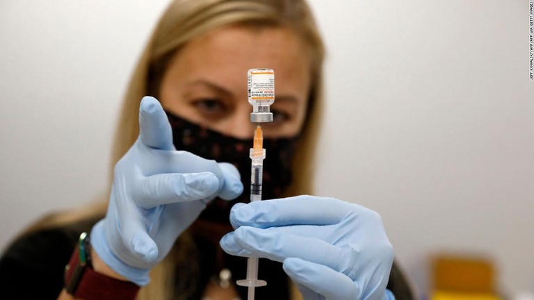 ５～１１歳の子ども向けのファイザー製ワクチンの接種準備をする医療関係者＝５日、ミシガン州サウスフィールド/JEFF KOWALSKY/AFP/AFP via Getty Images