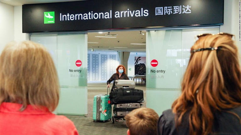 クライストチャーチの空港でオーストラリアから到着した親族を迎える人々/Li Xiaogang/Xinhua News Agency/Getty Images