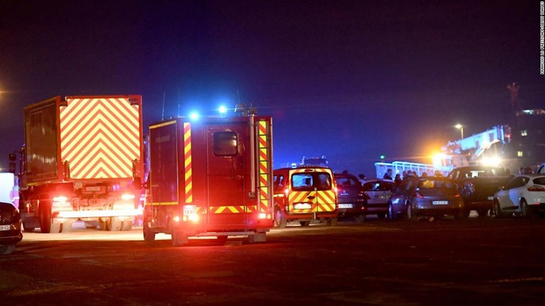 カレー港に集まる緊急車両/Francois Lo Presti/AFP/Getty Images