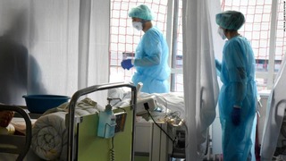 集中治療室（ＩＣＵ）で患者の治療にあたる医療従事者ら＝８日、ドイツ