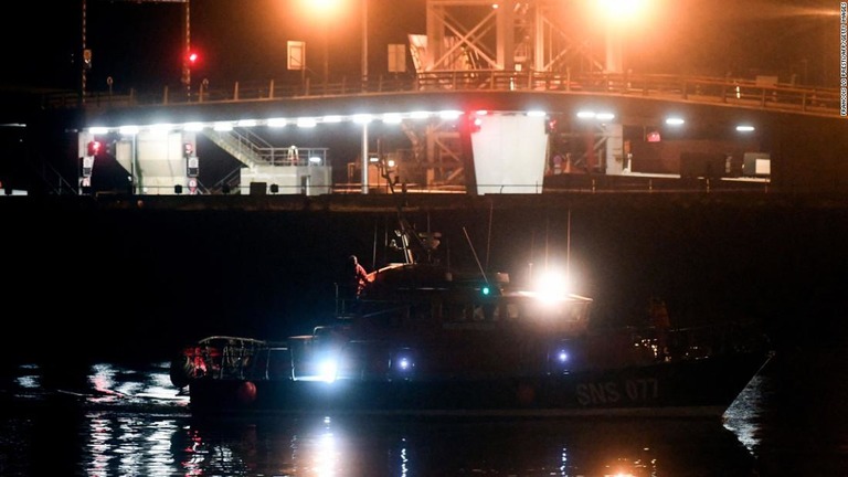 移民の遺体を運ぶ海難救助団体の船がカレー港に入る＝２４日/Francois Lo Presti/AFP/Getty Images
