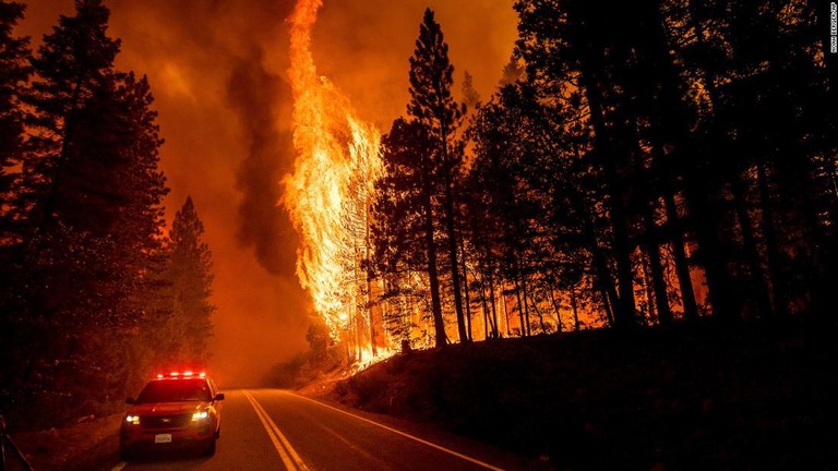 米加州の山林火災をめぐり、４７歳の男が放火の罪で訴追された/Noah Berger/AP