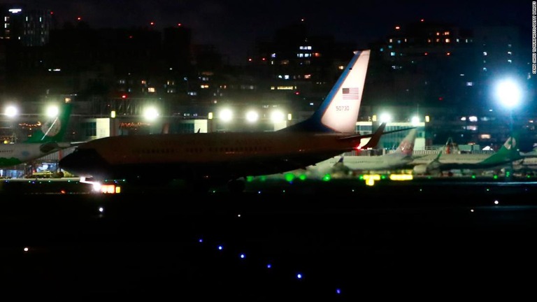 米議員団を乗せた空軍機＝２５日、台北の松山空港/Ceng Shou Yi/NurPhoto/Getty Images