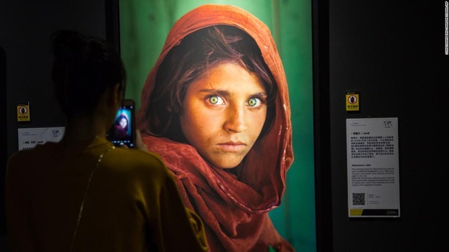 中国陝西省西安市でのナショナルジオグラフィックの展示会で「アフガンの少女」の写真を撮る来場者＝２０１７年９月